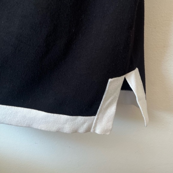 Spense zipper detail boatneck tunic in black with white trim 3/4 sleeve. M - Picture 4 of 8